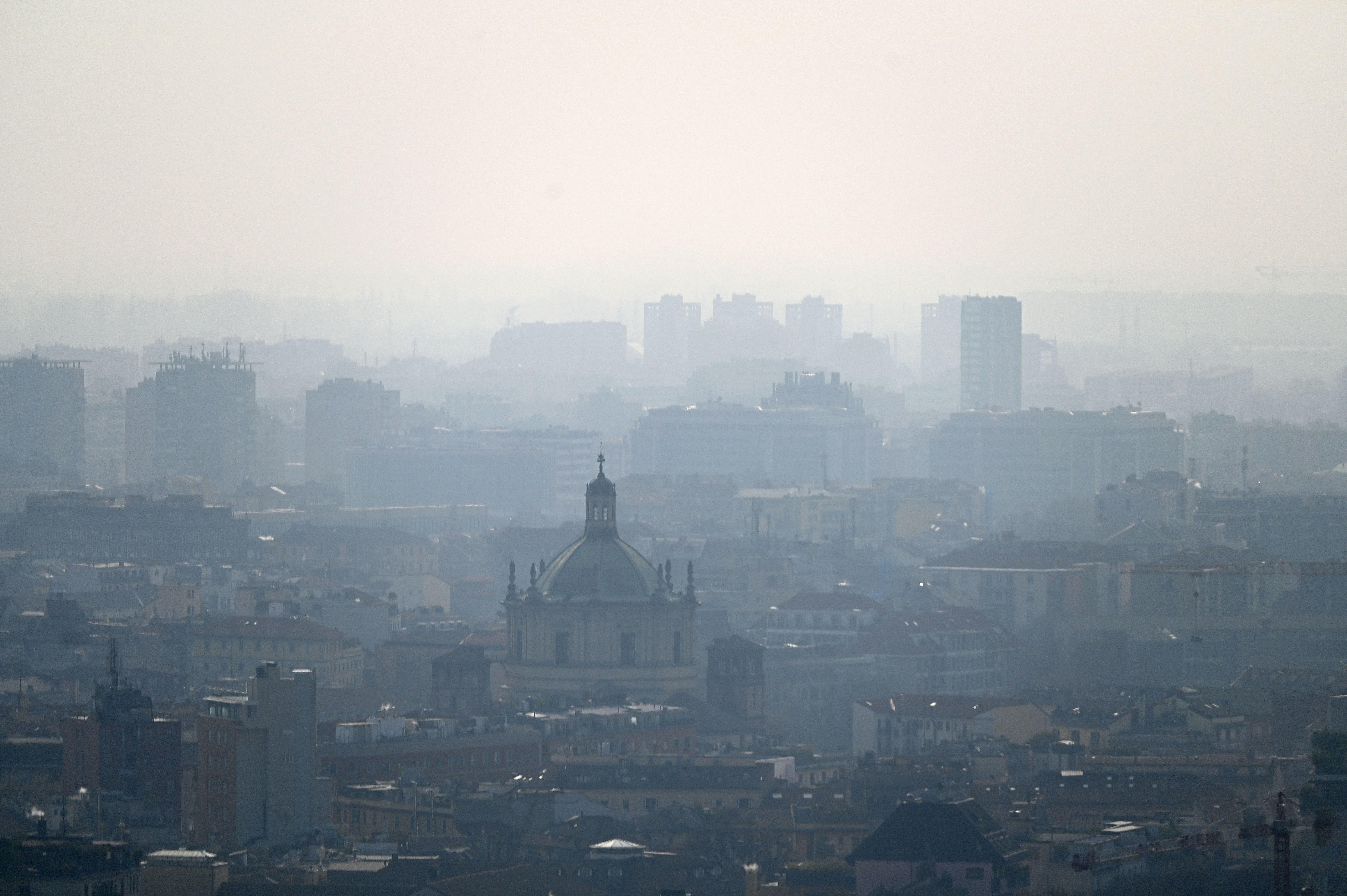 Smog 'veleno' per il cervello, più segni Alzheimer in chi vive in aree inquinate: lo studio