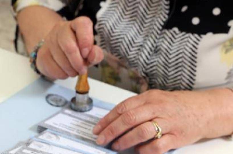 Sondaggi politici, Fratelli d'Italia e Pd giù