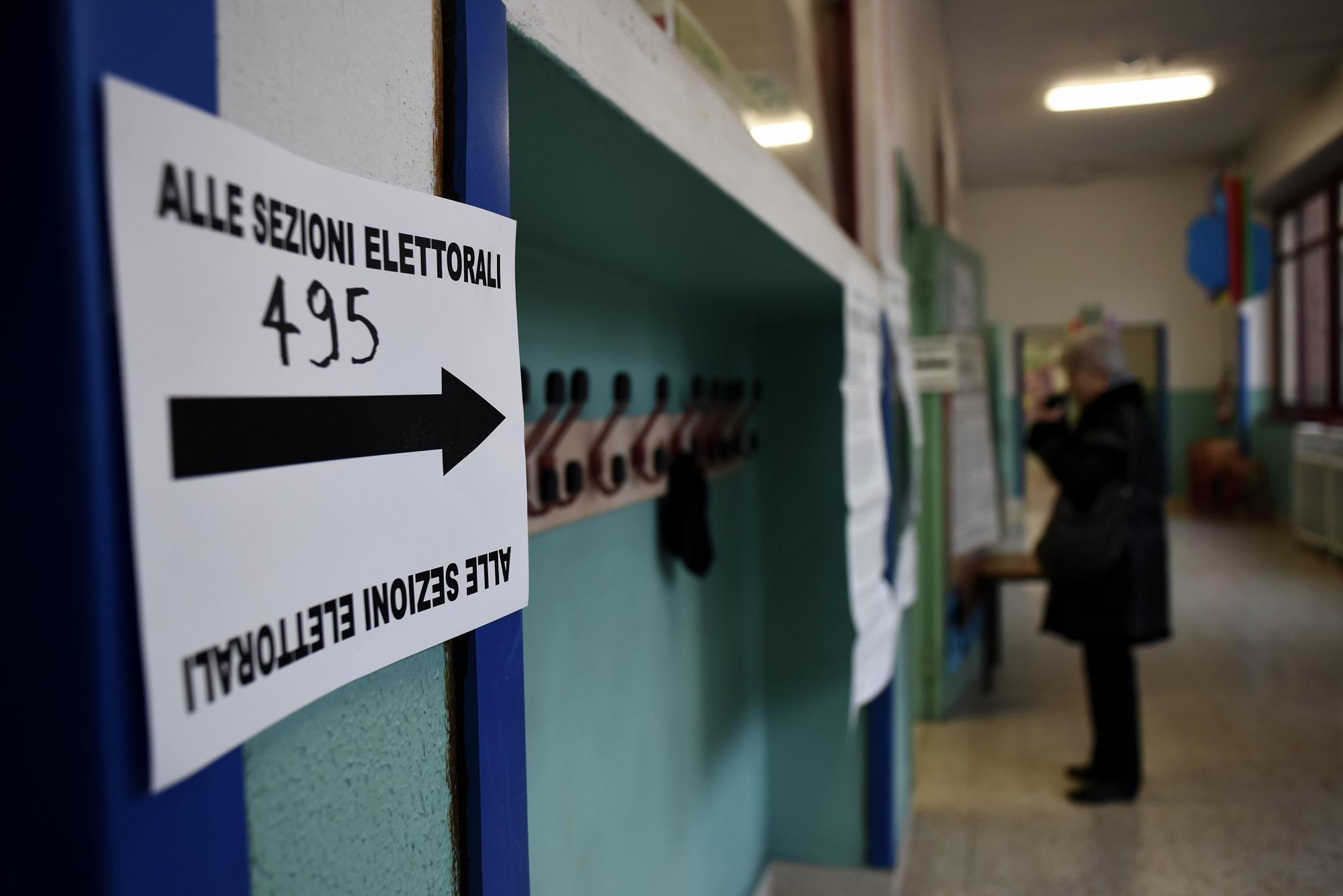 Sondaggio politico, i primi partiti calano: il voto 'oggi'