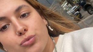 Sopravvissuta al massacro di Hamas si toglie la vita nel giorno del 22esimo compleanno, il fratello: "Uccisa due volte"
