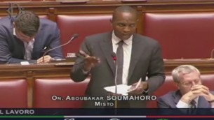 Soumahoro denuncia: "Insulti razzisti alla Camera" - Video