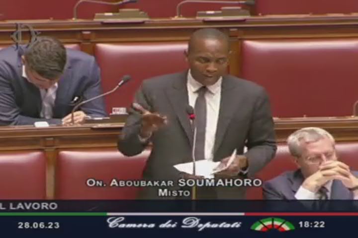 Soumahoro denuncia: "Insulti razzisti alla Camera" - Video