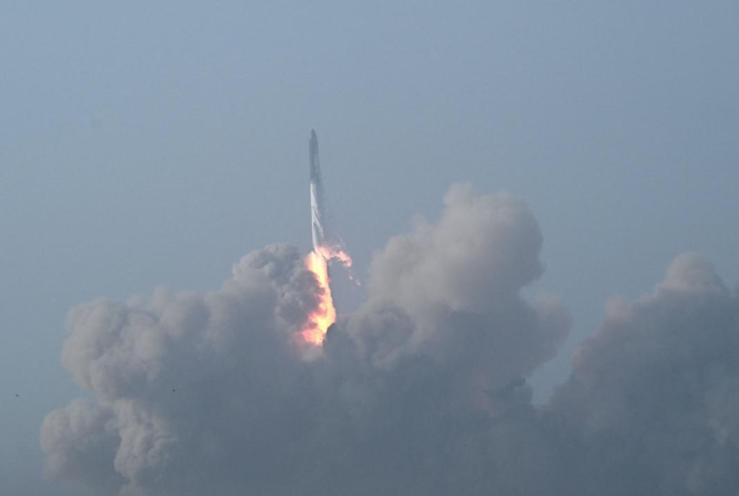 Space X, Starship decolla ma esplode subito - Video