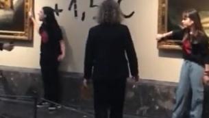 Spagna, ambientalisti si incollano a quadri di Goya - Video