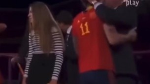 Spagna, bacia giocatrice sulla bocca: presidente federcalcio nella bufera