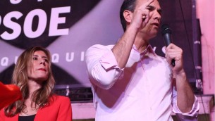 Spagna, l'annuncio di Sanchez: "Lunedì decido se restare premier"