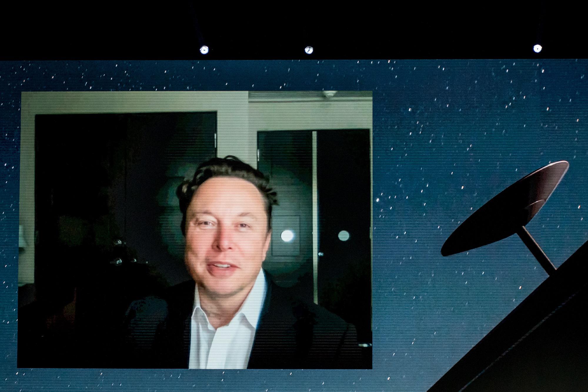 Spazio, Elon Musk si difende: "In orbita c'è posto per tutti"