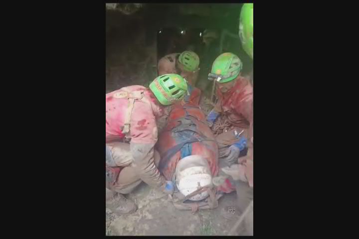 Speleologa bloccata nella grotta Bueno Fonteno, il salvataggio - Video
