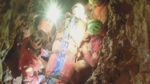 Speleologa intrappolata, Ottavia Piana in barella con i soccorritori: le prime immagini - Video