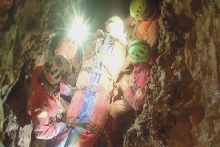 Speleologa intrappolata, Ottavia Piana in barella con i soccorritori: le prime immagini - Video