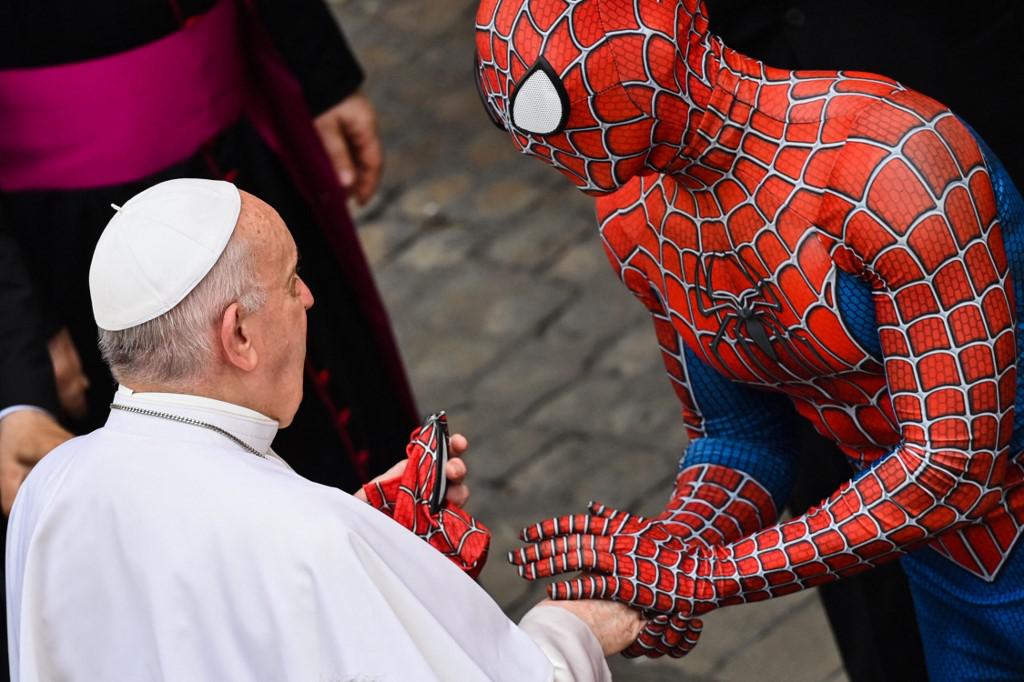 Spiderman dal Papa, una maschera da Uomo Ragno per Bergoglio