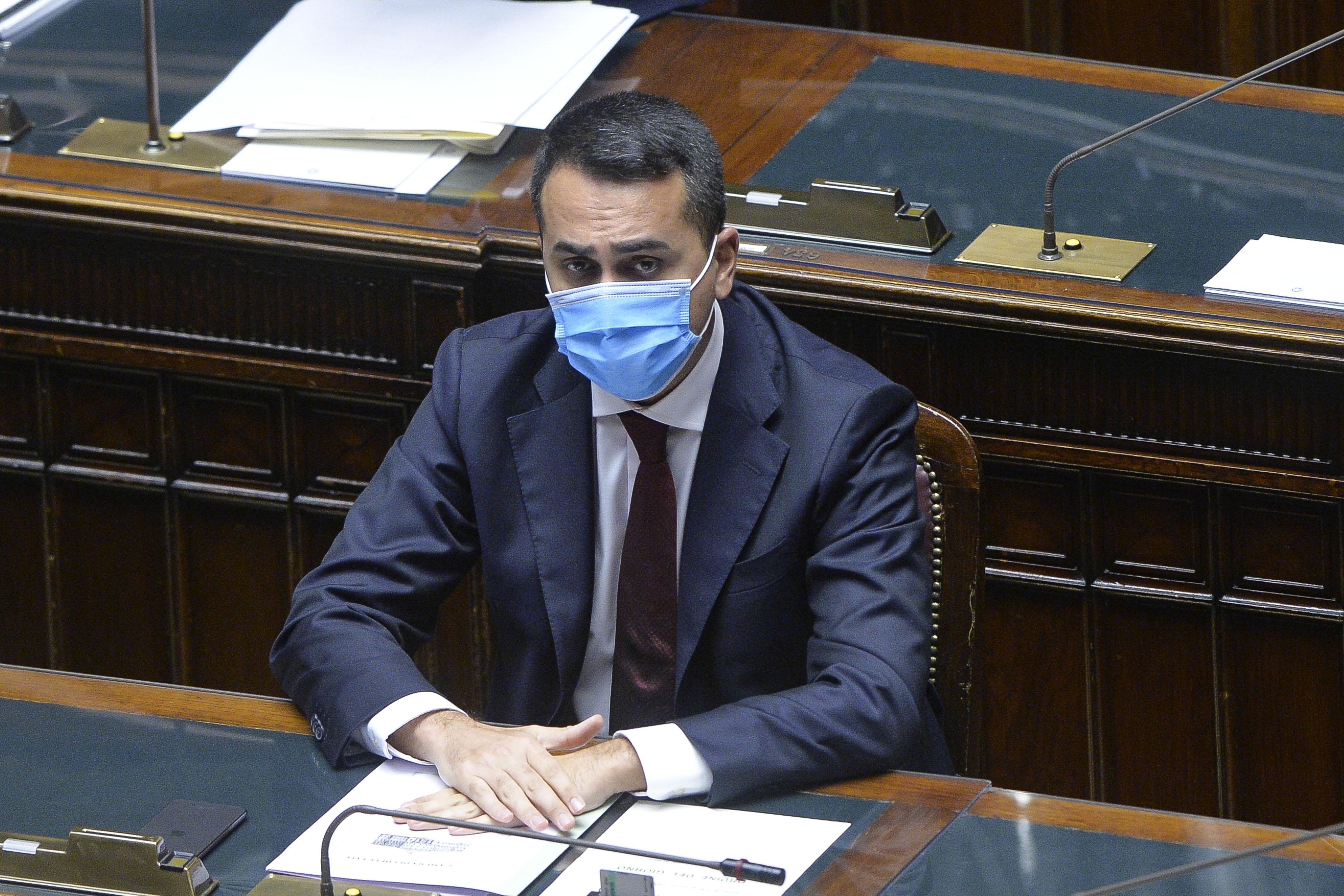 Spionaggio, Di Maio: "Espulsi due funzionari russi"