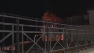 Stabilimenti a fuoco a Ostia, le fiamme sul litorale romano - Video