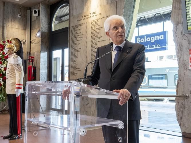 Strage Bologna, Mattarella: "Coperture e ignobili depistaggi, verità completa è un dovere"