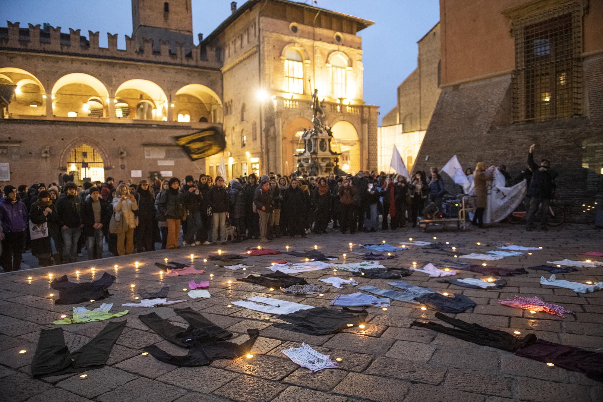 Strage Cutro, condannati tre presunti scafisti: nel naufragio morirono 94 persone