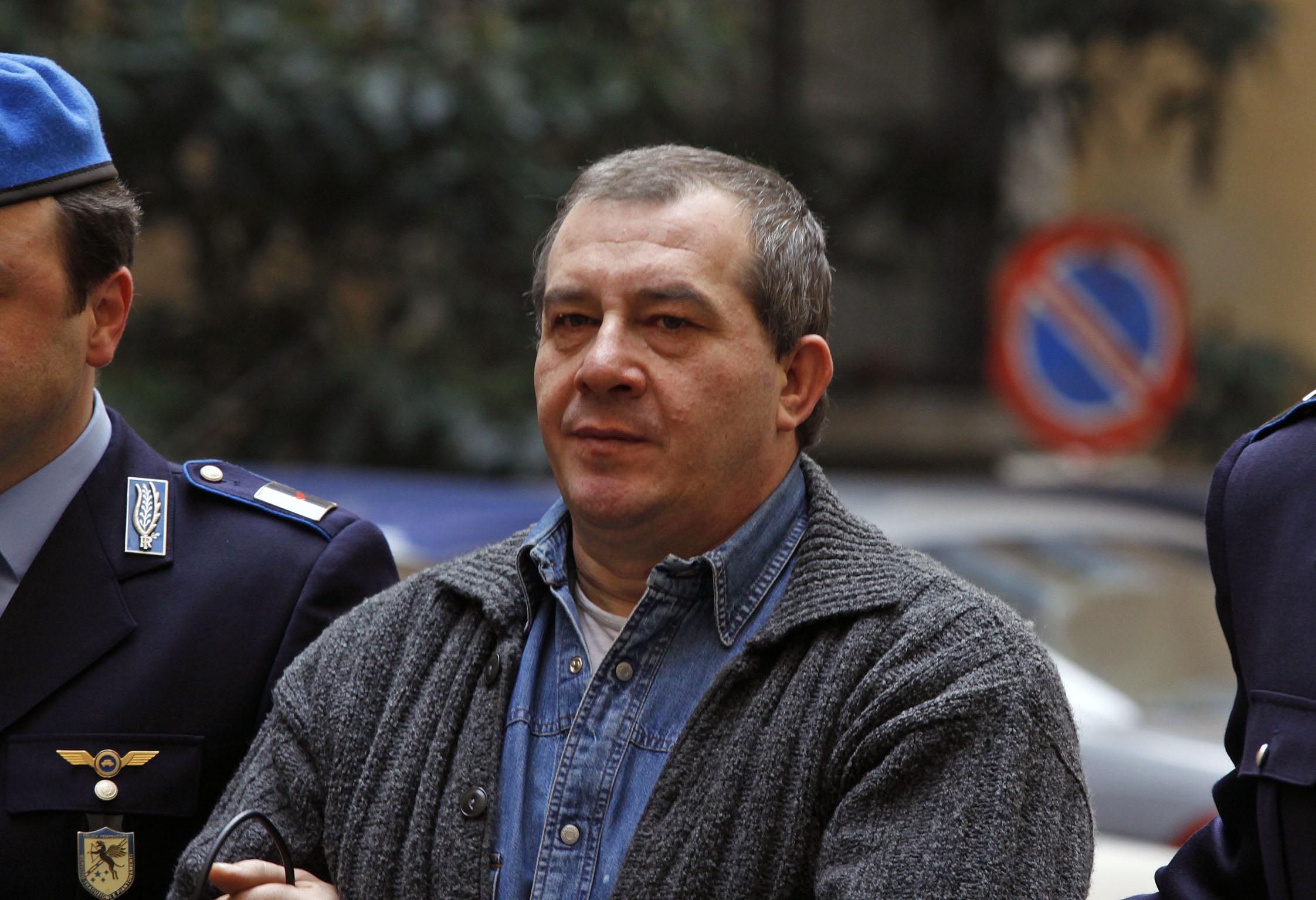 Strage di Erba, Olindo e la lettera sul suo futuro: "Con Rosa fuori dal carcere"