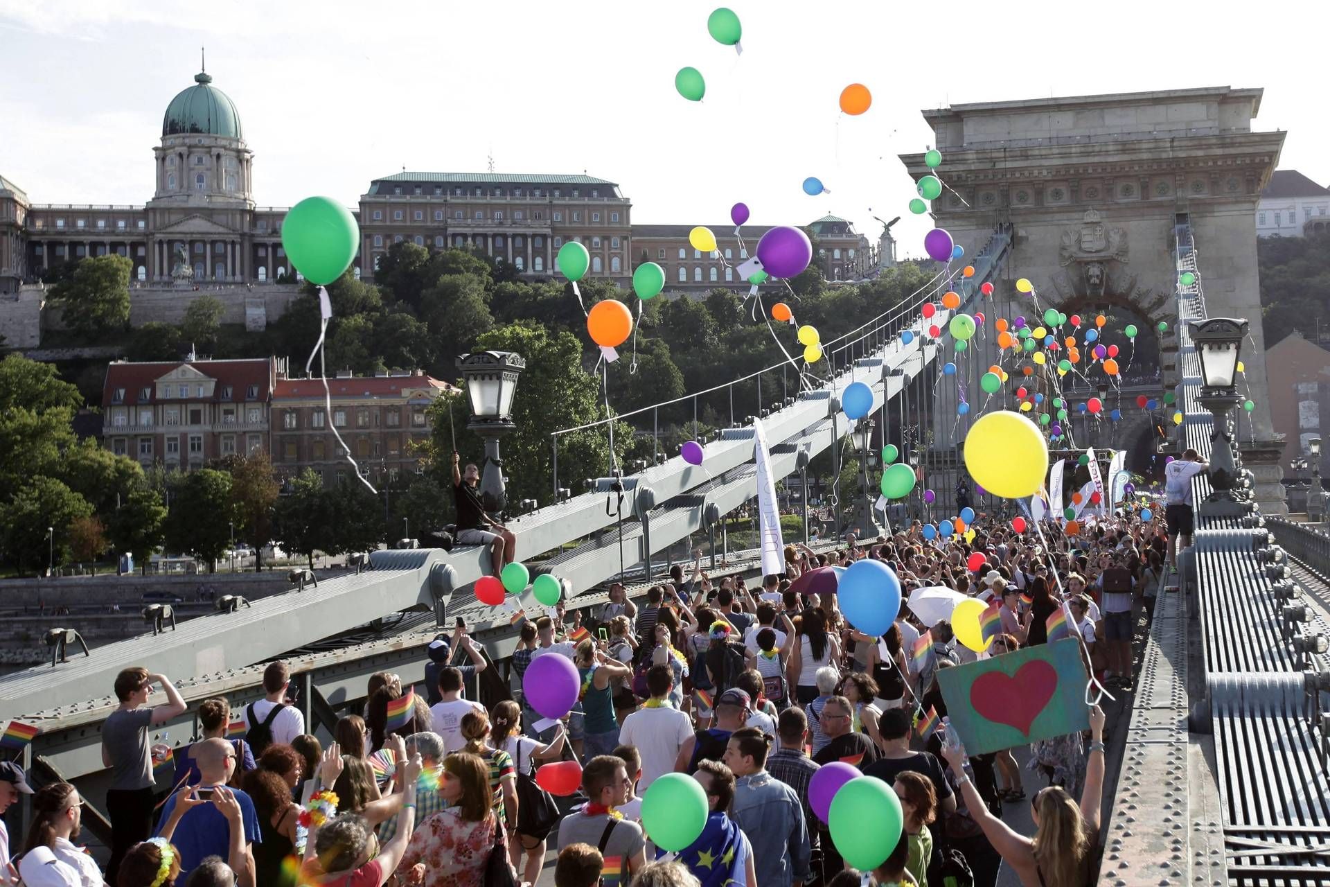 Stretta sui diritti Lgbtq+ e Pride vietato, nuove restrizioni nell'Ungheria di Orban