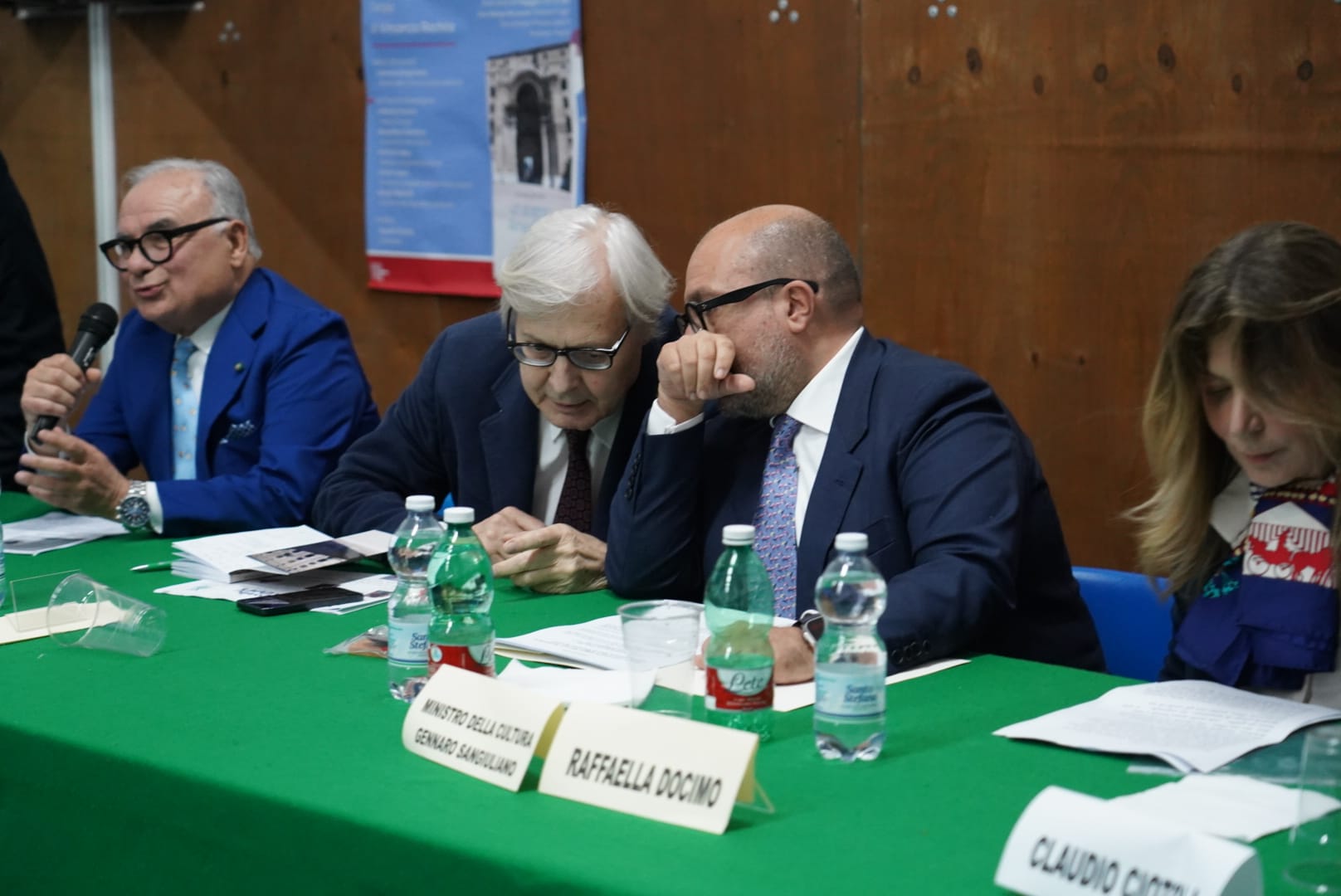 Strette di mano e abbracci, a Napoli scatta la pace tra Sangiuliano e Sgarbi