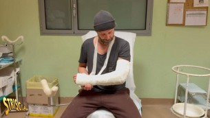 Striscia, aggrediti Max Laudadio e la sua troupe: frattura del gomito per cameraman
