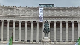 Striscione per Cospito giù dall'Altare della Patria: "L'Italia tortura"