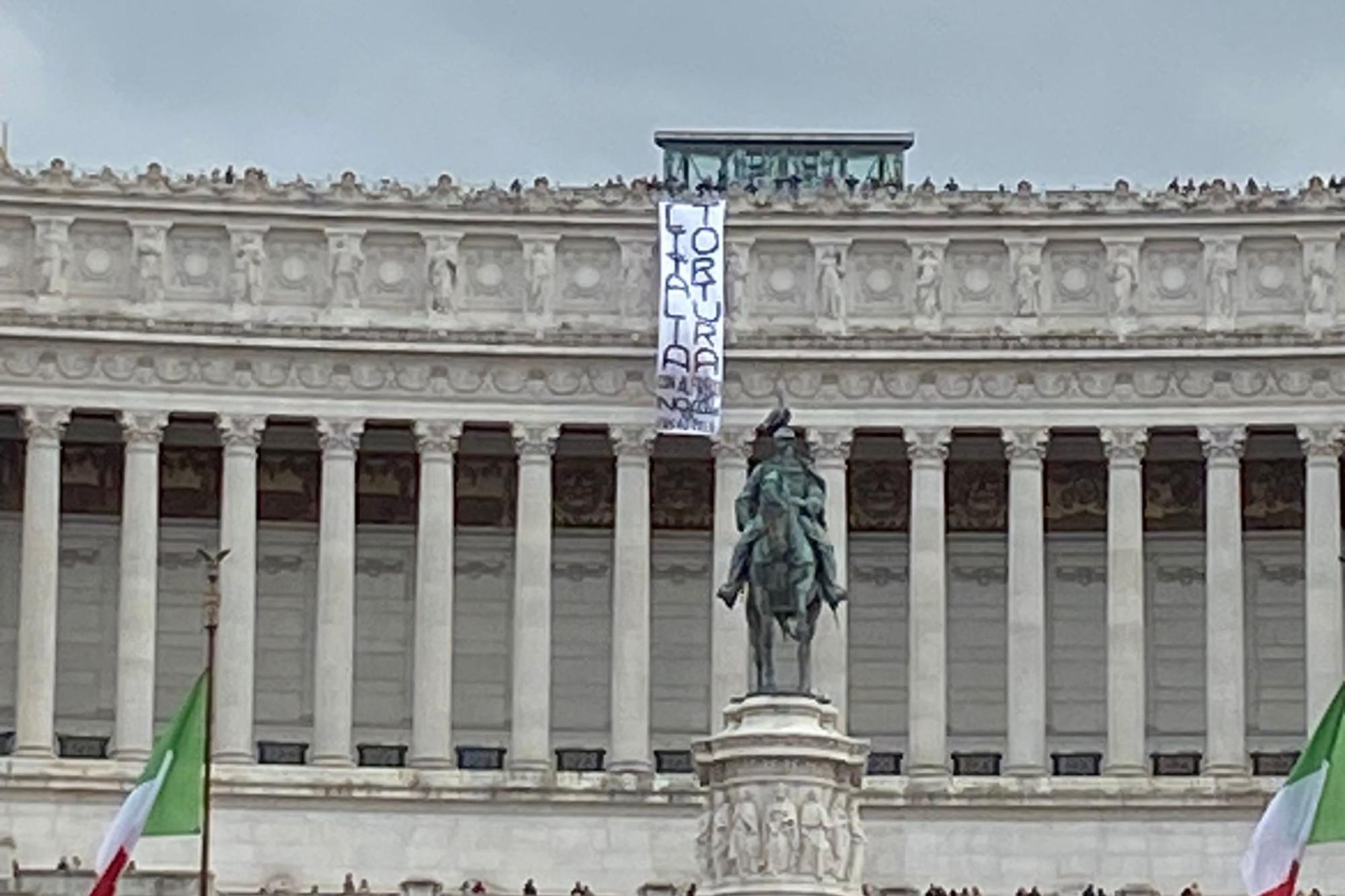 Striscione per Cospito giù dall'Altare della Patria: "L'Italia tortura"