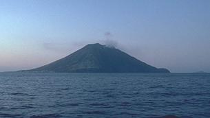 Stromboli, piccole esplosioni e lapilli su Sciara del Fuoco