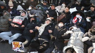 Sudcorea, migliaia in piazza per Yoon: sospeso mandato d'arresto