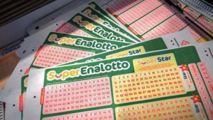 Superenalotto, nessun '6' né '5+1': jackpot sale a 320,3 milioni