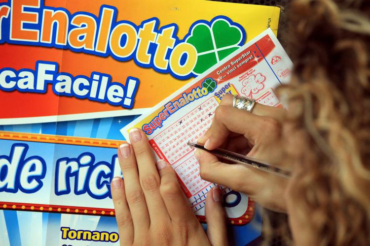 Superenalotto, numeri combinazione vincente 25 gennaio