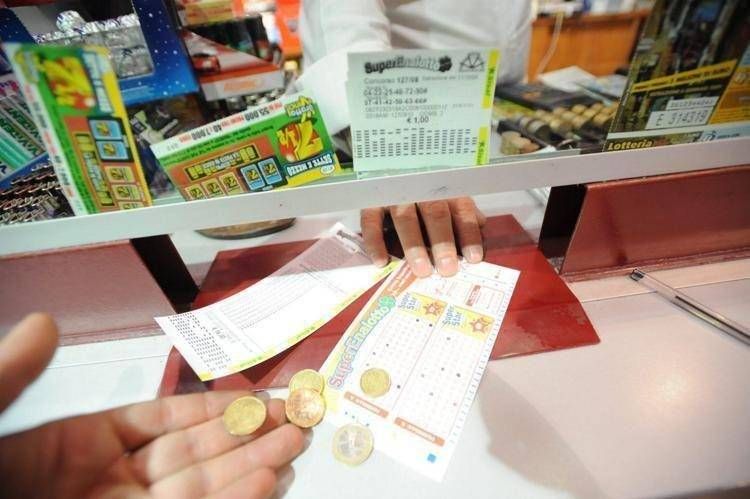 Superenalotto, numeri estrazione vincente oggi 18 aprile 2025