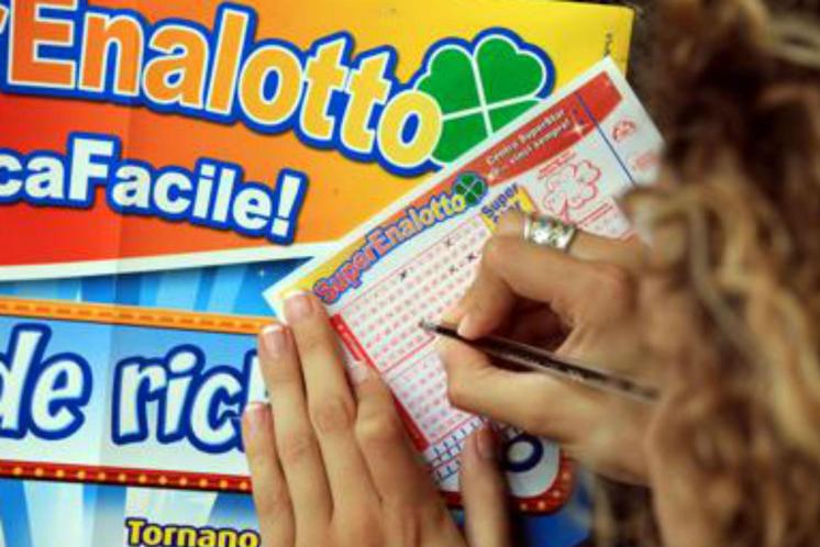Superenalotto, numeri estrazione vincente oggi 30 novembre