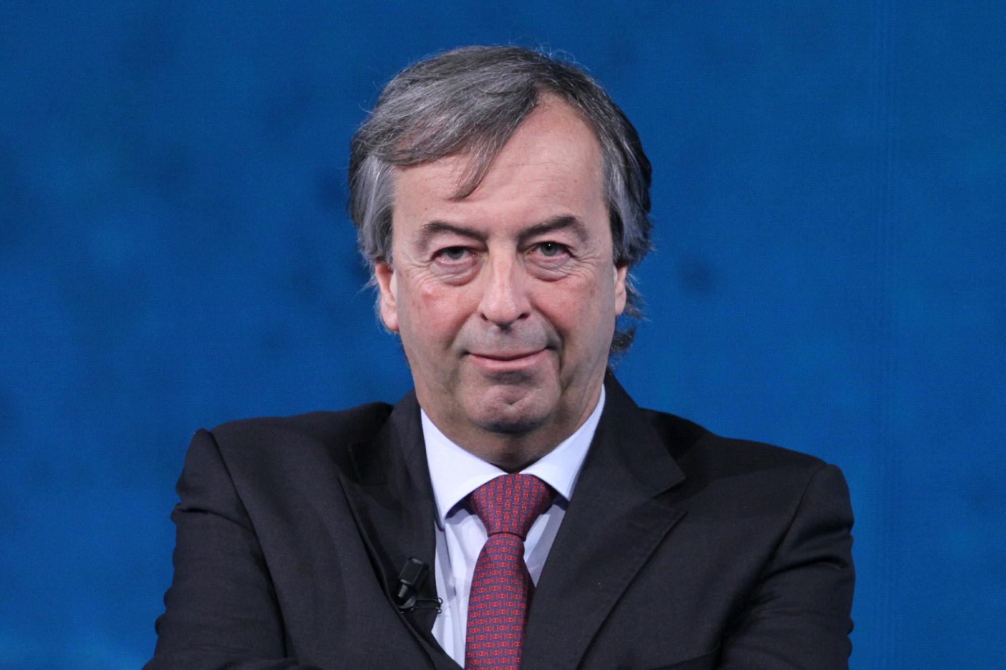 Superlega, Burioni: "Parlano tutti di calcio e non mi spiegano vaccini..