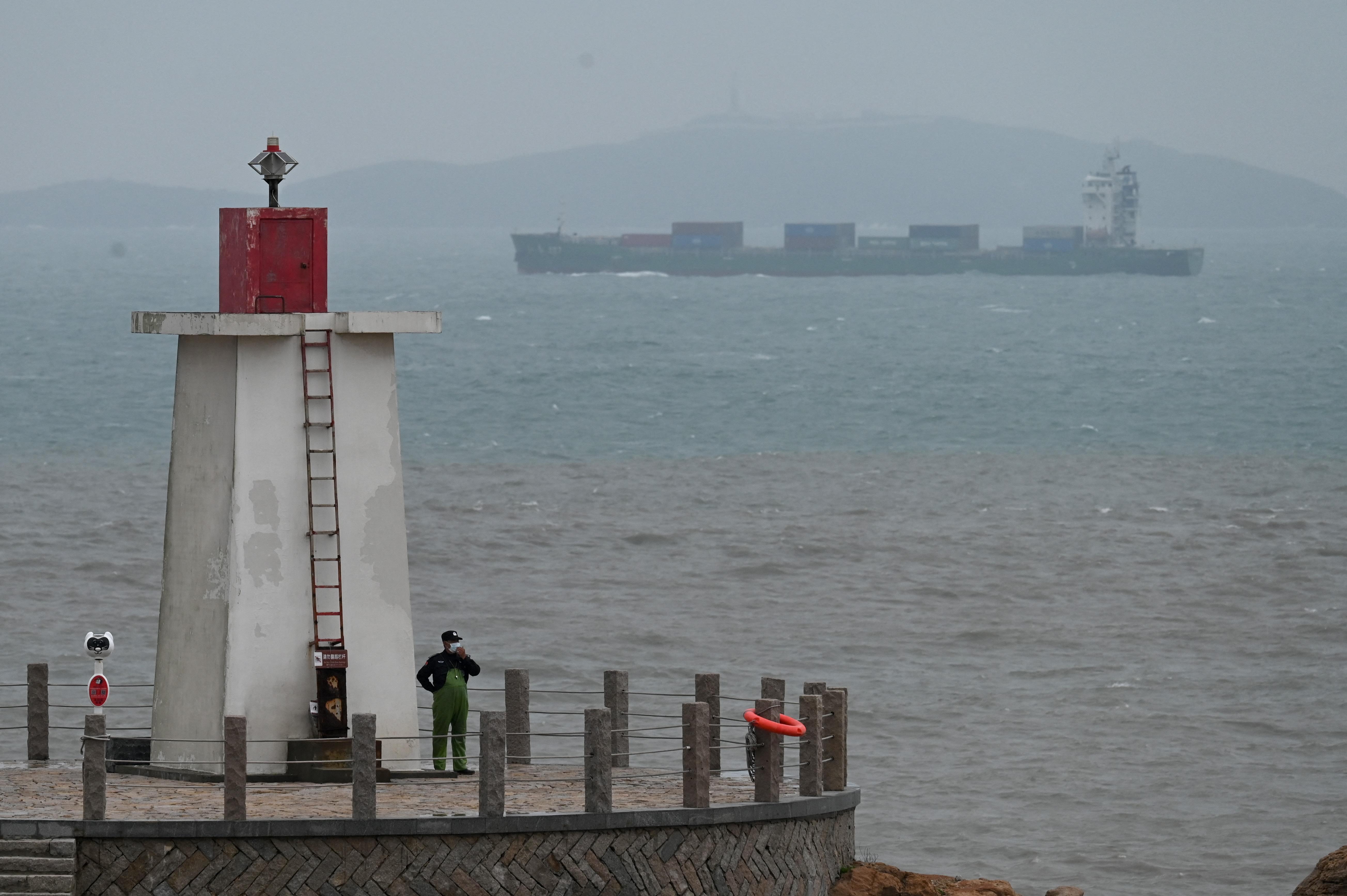 Taiwan: "3 navi da guerra e un elicottero cinese intorno all'isola"