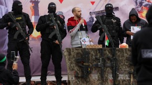 Tal Shoham e Abera Mengistu, chi sono i primi due ostaggi liberati da Hamas oggi