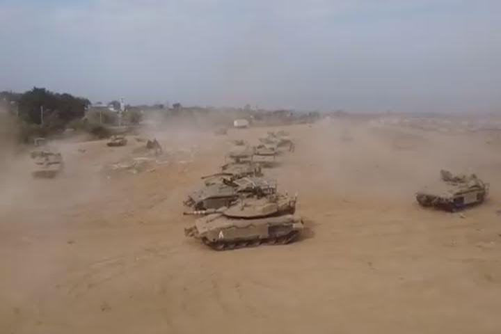 Tank di Israele a Gaza, operazione di terra nella notte - Video