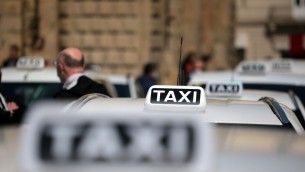 Taxi a Napoli, "100 euro per 7 km": la denuncia
