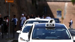 Taxi a Roma, via libera a 1000 nuove licenze: cambiano tariffe, aumenta scatto a tassametro