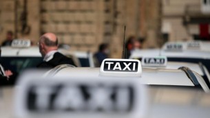 Taxi, promossi per comfort ma male costi e attese: il sondaggio Emg/Adnkronos