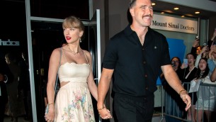 Taylor Swift e Travis Kelce, la loro storia d'amore diventa un film di Natale