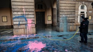 Teatro alla Scala imbrattato di vernice, denunciati 5 attivisti