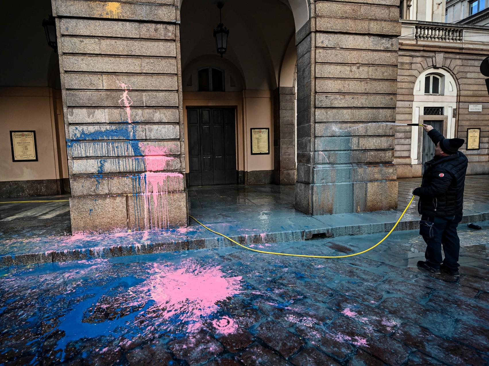 Teatro alla Scala imbrattato di vernice, denunciati 5 attivisti