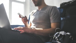 Tecnostress, 8 italiani su 10 incollati a smartphone e pc: come difendersi