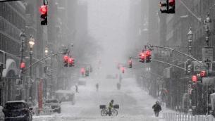 Tempesta di neve su New York: voli cancellati, slittano vaccini