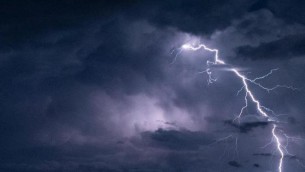 Temporali e fulmini, al mare o in montagna: ecco cosa fare