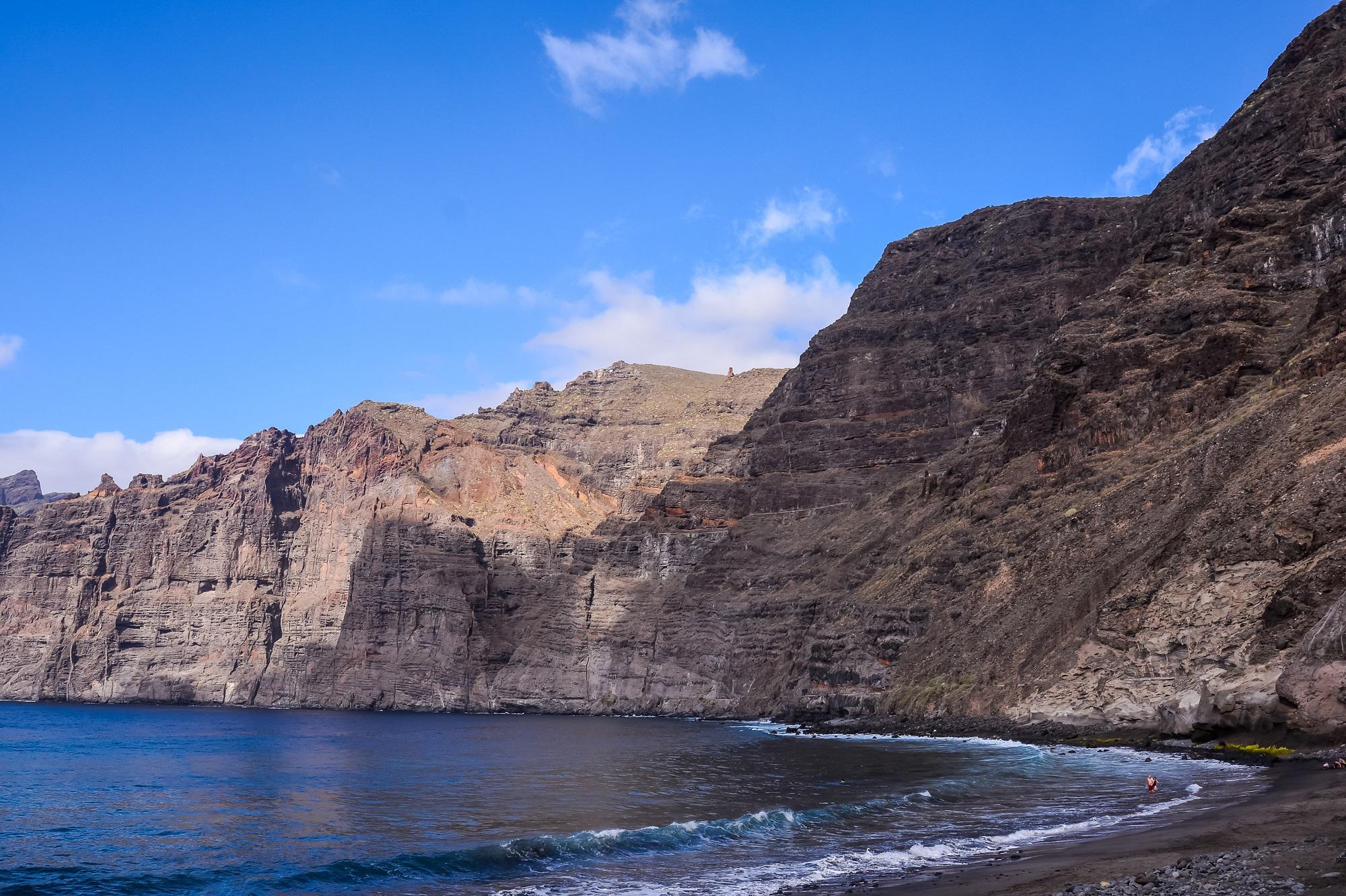 Tenerife, 25enne di Cuneo muore travolto da onda anomala: salva la fidanzata