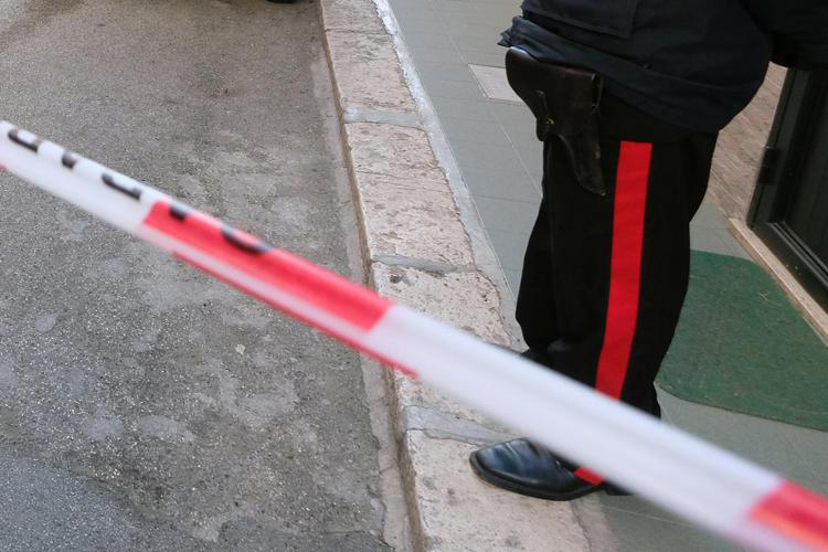 Tenta di uccidere la moglie, nell'armadio il corpo del figlio di 7 anni