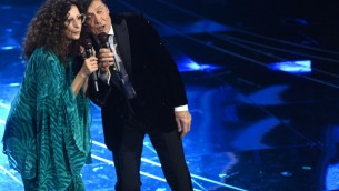 Teresa Mannino fa cantare Gianni Morandi, ovazione per 'C'era un ragazzo'