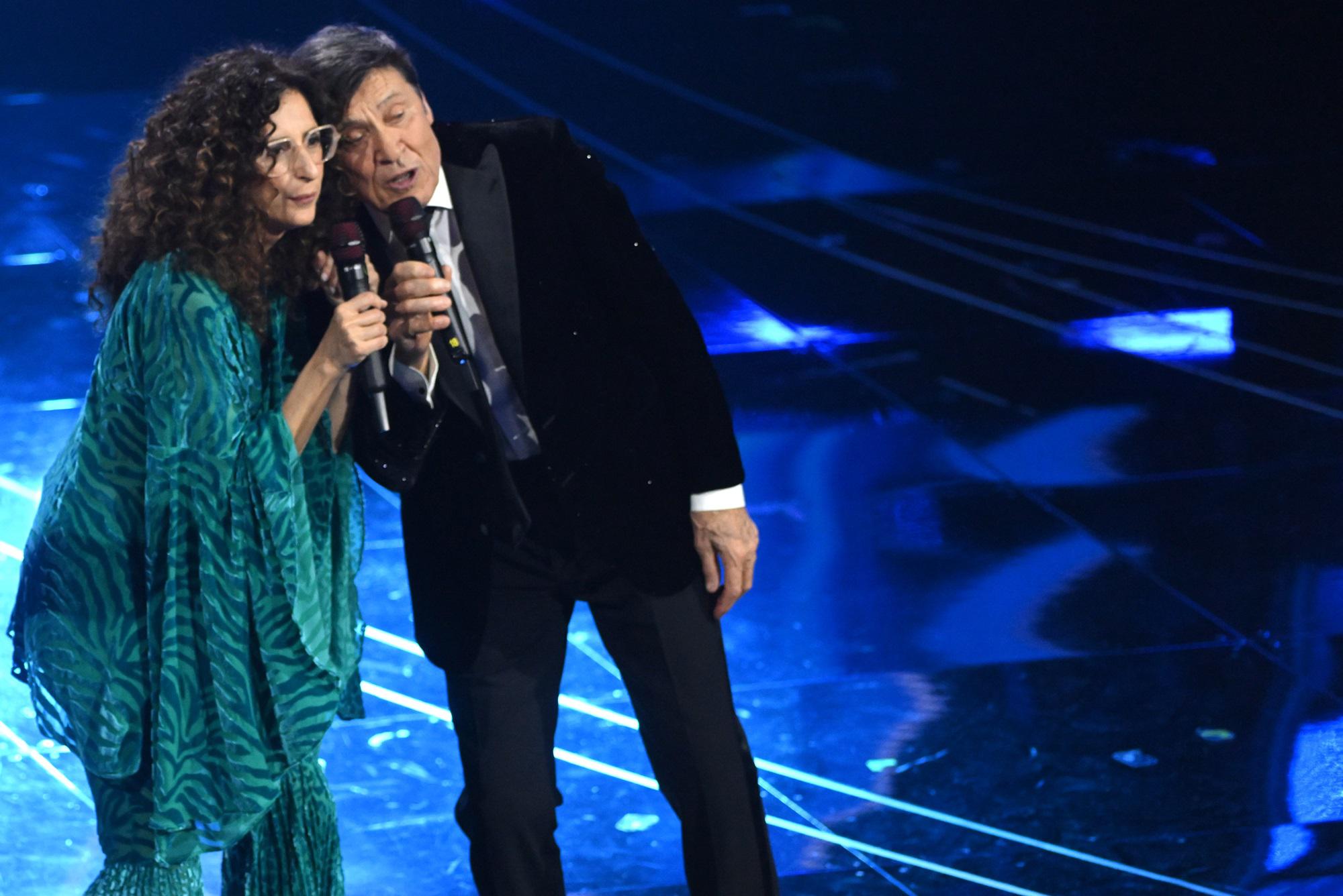 Teresa Mannino fa cantare Gianni Morandi, ovazione per 'C'era un ragazzo'