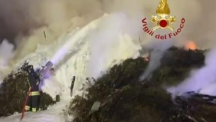Terni, rogo in azienda che smaltisce rifiuti organici a Nera Montoro - Video