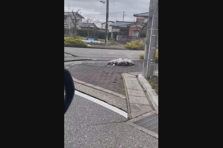 Terremoto Giappone, auto all'incrocio e la strada si alza - Video